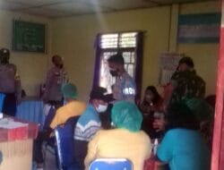 Warga Desa Dolok Margu Hadiri Vaksinasi