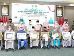 Bupati Zahir Berikan Piagam Penghargaan Pada Pembina Al-Qur’an MTQ ke-XV