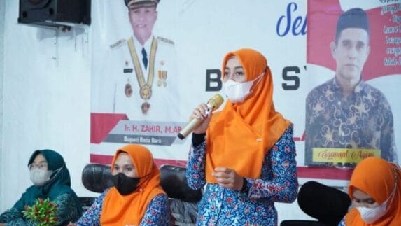 Ny. Maya Zahir berikan Bantuan Sembako dan Buku