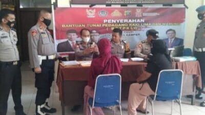 Jajaran Polsek Perhentian Raja Lakukan Penyerahan Bantuan Tunai Pedagang Kaki Lima Dan Warung