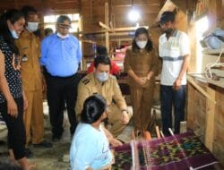 Bupati Samosir Kunjungi Pengrajin Tenun dan Dukung UMKM