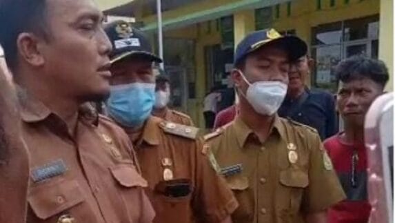Hari Pertama Kerja, Kantor Camat Belawan Diserbu Gelombang Aksi Massa