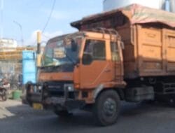 Truk Angkut Ampas Inti Kelapa Sawit di Belawan Ganggu Pengguna Jalan