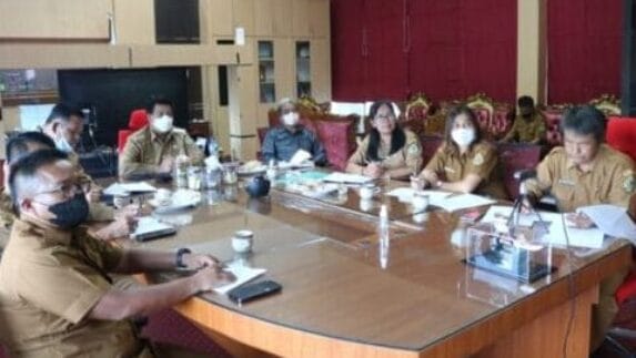 Bupati Pemkab Samosir Dampingi Pj. Sekdakab Audiensi Secara Zoom