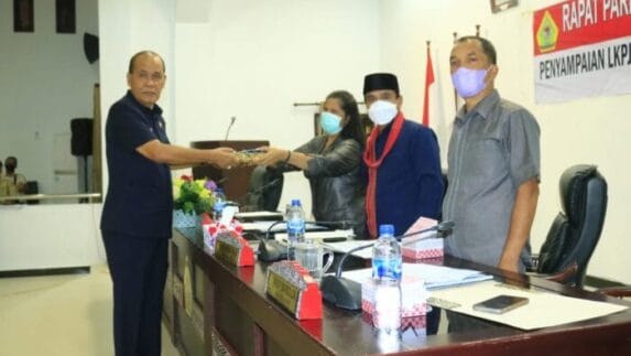 Wabup Samosir Sampaikan Nota Pengantar LJPJ Kepada DPRD Samosir