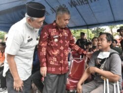 Pj. Bupati Kampar Serahkan Alat Bantu Untuk Penyandang Disabilitas