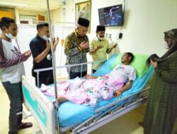 Pj. Bupati Kampar Membezuk Wartawan Senior Yang Terbaring Sakit