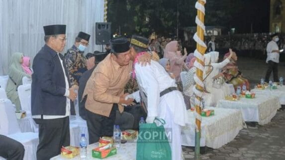 Walikota Padang Sidempuan Lepas Calon Haji ke Asrama Haji Medan
