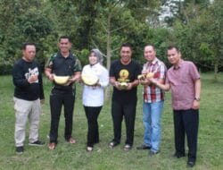 Ketua DPRD Lamsel Ajak Forkopimda Makan Durian Hasil Kebun Sendiri