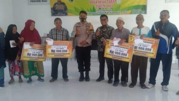 Pj. Kades Desa Mentulik Kampar Kiri Hilir Salurkan BLT Pada KPM
