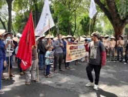 Puluhan Massa KTTJM Palas Demo di DPRD Sumut