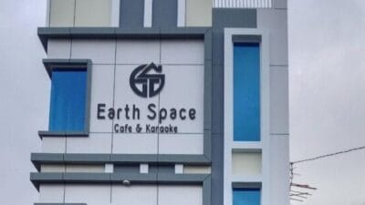 Tempat Ngopi Strategis, Earth Space Cafe & Karaoke Hadir di Medan Amplas