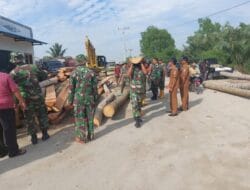 TNI Bersama Muspika Percut Sei Tuan Gotroy Perbaiki Jembatan Paluh Merbau Yang Putus