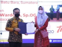 Ny. Maya Zahir Terima Penghargaan Manggala Karya Kencana dari BKKBN