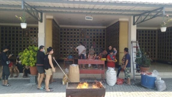 Umat Buddha Padati Taman Damai Sejahtera Angsapura Sembahyang Leluhur
