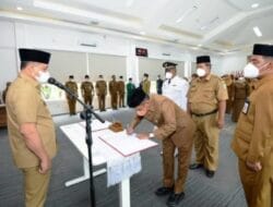 Bupati Batu Bara Lantik 16 Pejabat Administrator dan 27 Kepsek