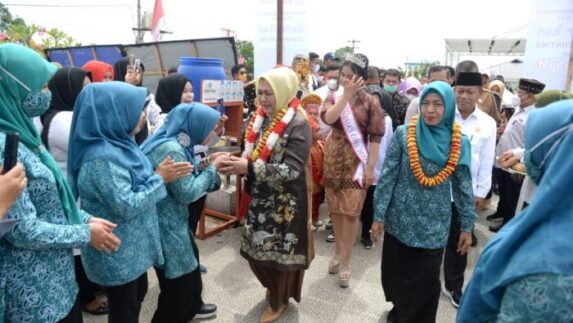 Cegah Stunting, Nawal Lubis Ajak Masyarakat Tanjung Balai Tetap Gemar Makan Ikan