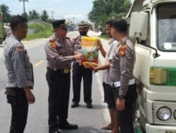 Kapolsek Siak Hulu Giat Bansos BBM Beri Sembako Kepada Warga Jompo Dan Para Sopir