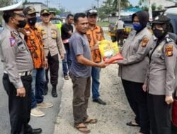 Kapolsek Siak Hulu Terus Giat Beri Bansos BBM Kepada Pengguna Jalan, Sopir Dan Warga Tak Mampu