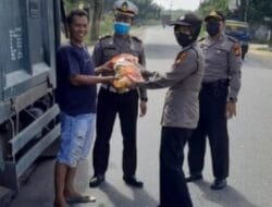 Jajaran Polsek Siak Hulu Polres Kampar Laksanakan Giat Bansos, Dampak Naiknya Harga BBM Bersubsidi