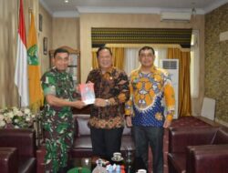 Dandim 0212/TS Berikan Buku Loper Koran Karya KSAD ke Walikota Psp