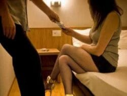 Istri Tak Pakai Baju Bersama Pria Lain Dalam Kamar Digerebek Suami