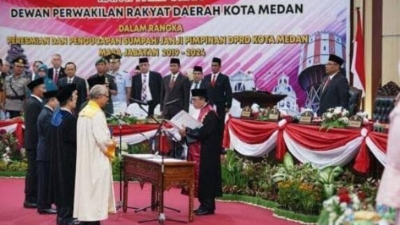 Ketua DPRD Medan Serahkan Laporan Hasil Reses Kedua Pada Walikota Medan