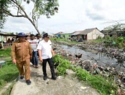 Bupati Zahir Tinjau Normalisasi Drainase di Desa Nenas Siam