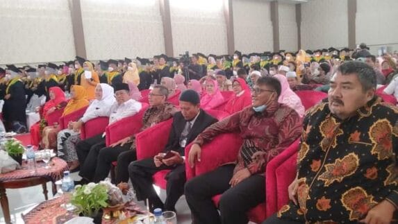 Wawako Padang Sidempuan Hadiri Wisuda UAR