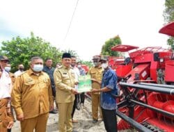 Kelompok Tani di Batu Bara Terima Bantuan Alsintan dari Djarot Saiful Hidayat