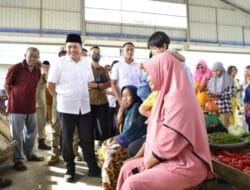 Tinjau Pasar Inpres Tanjung Tiram, Bupati Zahir Borong Sayuran