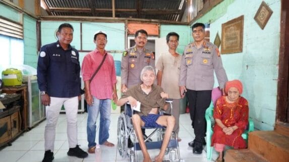 Kabid Humas Polda Riau Serahkan Bantuan Kursi Roda Pada Warga Penderita Lumpuh