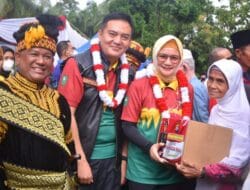 Tour De Muara Takus, Kapolda Riau Sempatkan Serahkan Sembako Ke Masyarakat