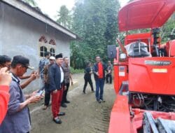 Bupati Zahir Bersama Djarot Tinjau Bantuan Alat Combine Harvester