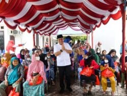Bupati Batu Bara Bersama Bappelitbangda Bagikan Sembako Untuk Anak Yatim dan Kaum Duafa