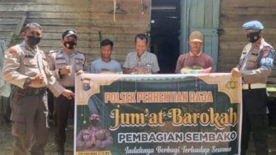 Jum’at Barokah, Polsek Perhentian Raja Berbagi Sembako Pada Warga Kurang Mampu