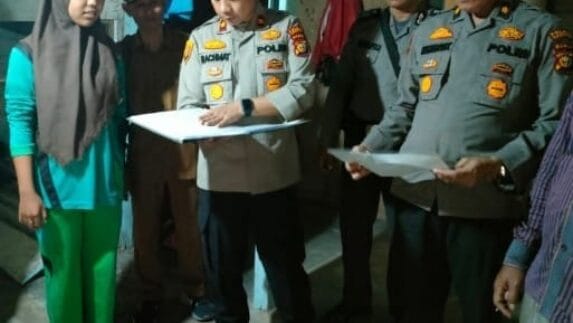 Kapolres Kampar Berikan Bea Siswa, Anak Ini Sangat Terharu