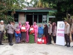 Jum’at Barokah, Kapolsek Siak Hulu Bersama Bhayangkari Bagikan Sembako