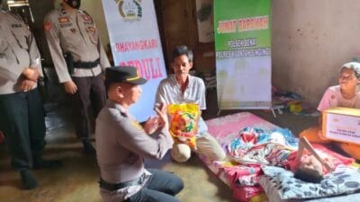 Kapolsek Benai Bagikan Sembako kepada Warga Kurang Mampu