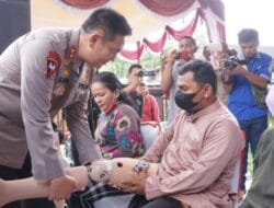 Kapolda Riau Beri Kaki Palsu untuk Penyandang Disabilitas