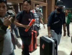 KPK Geledah DPRD Jatim Bawa Tiga Koper