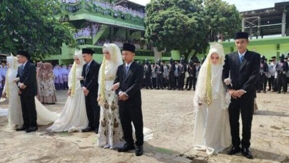 Dijodohkan, 10 Pasang Santri Langsungkan Nikah Massal