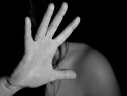 Wanita Ini Ditelanjangi dan Dikurung Dalam Kandang Anjing