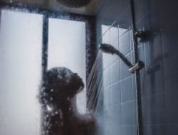 Wanita Ini Diprotes Gara-gara Pose Bugil