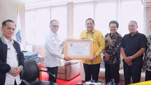 Walikota Padang Sidimpuan Terima Penghargaan dari Kemendagri