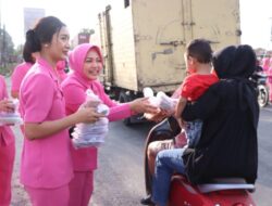 Pengurus Bhayangkari Cabang Sergai Bagikan 200 Takjil