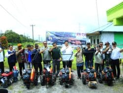 Bupati Samosir Tanam Kopi dan Serahkan Bantuan Alsintan