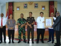 Pemkab Samosir Terima Penghargaan dari Ketua Komnas PA