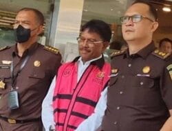 Rugikan Negara Rp8 Triliun, Menkominfo Pakai Rompi Tahanan Merah Muda