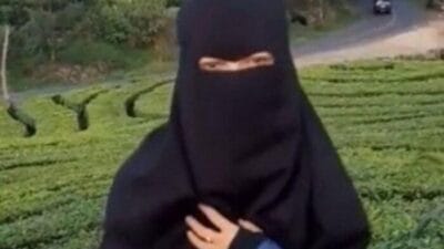 Pamer Alat Vital, Wanita Bercadar Ditangkap Polisi